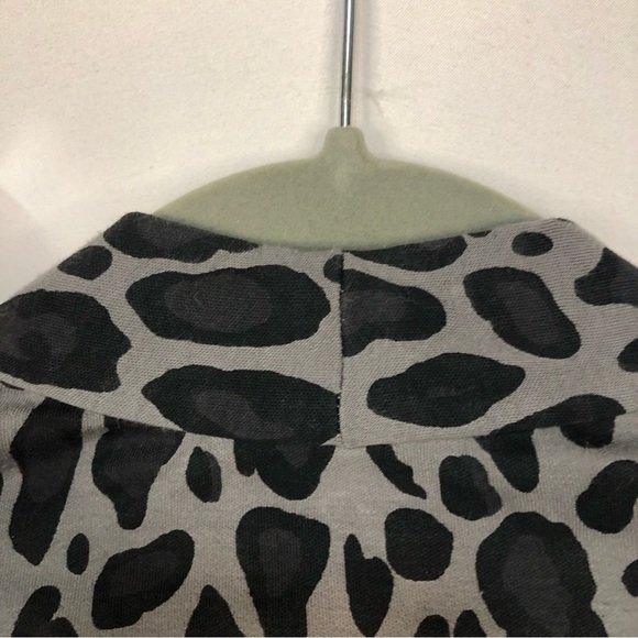 Chico’s Women’s Blouse Shirt Top V Neck Black/Gray Animal Print Chico’s Sz 1 - Picture 4 of 11